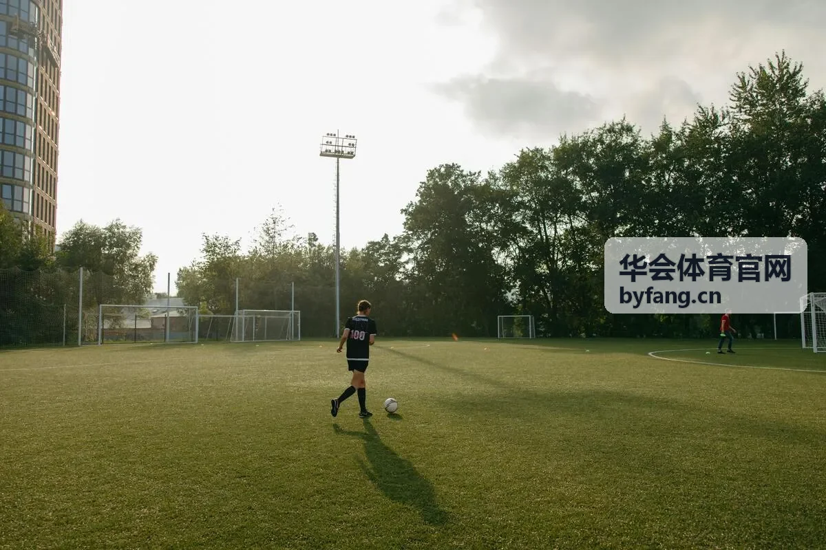 华会体育赛事与训练营现场参与者交流场景